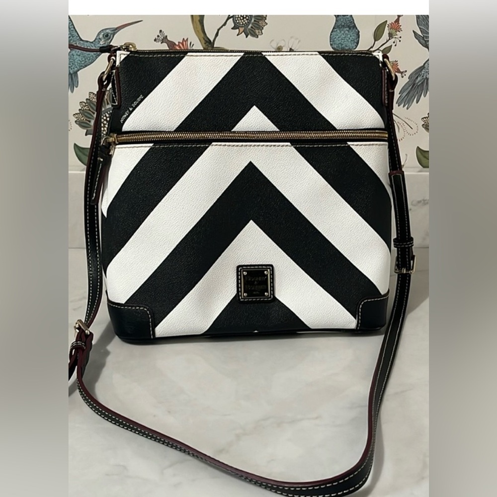 Dooney & Bourke Black & White Chevron Crossbody Bag Stripes 🖤🤍 EUC